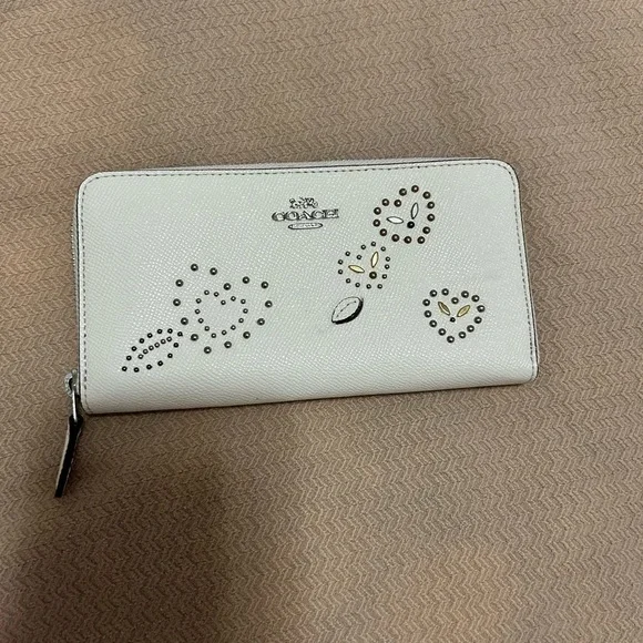 Coach heart bandana rivets accordion zip wallet. wallet studded hearts - Picture 1 of 11